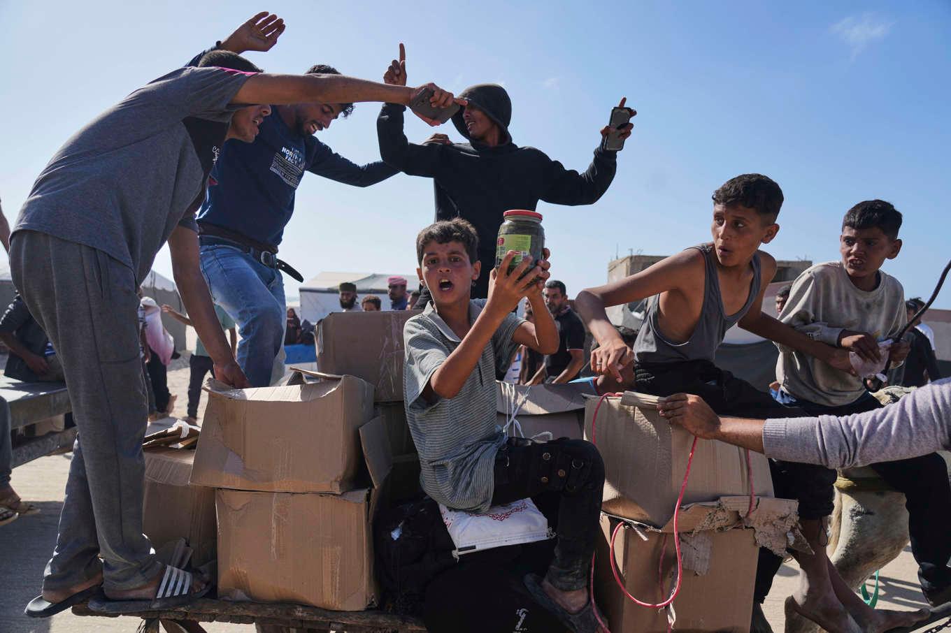 Palestinier försöker få tag i nödhjälp i Rafah i södra Gaza. Foto: Abdel Kareem Hana/AP/TT