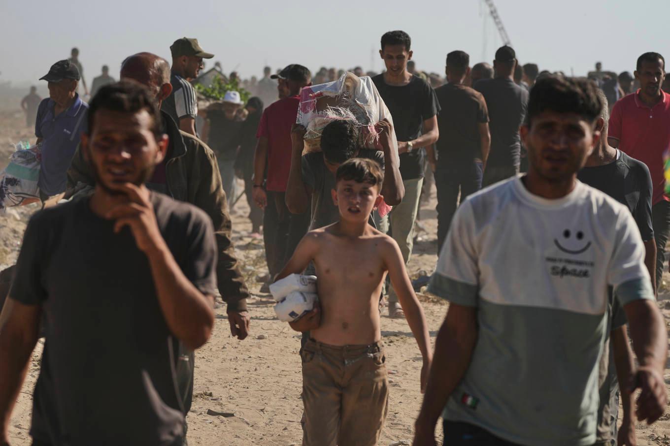 Palestinier i Rafah i södra Gazaremsan på tisdagen. Foto: Abdel Kareem Hana/AP/TT