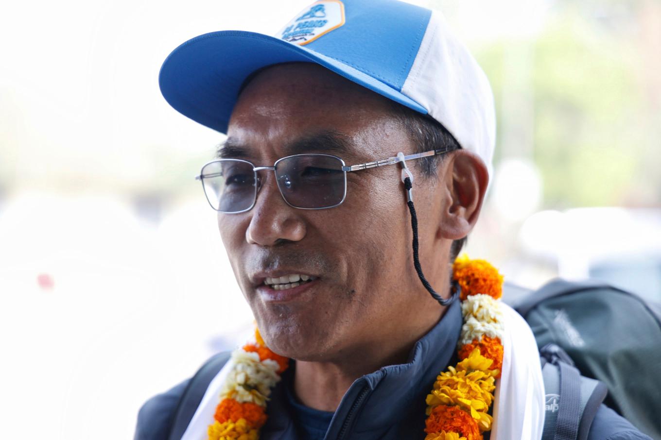 Sherpan Kami Rita inför sin senaste klättring uppför Mount Everest. Foto: Gopen Rai/AP/TT