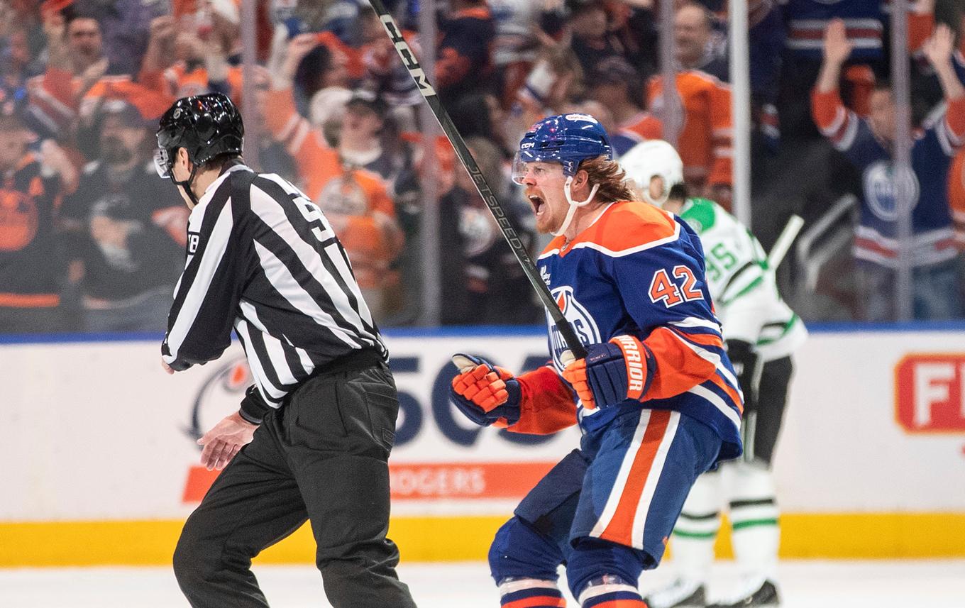 Edmontons Kasperi Kapanen firar efter att han satt 3–1 i öppen kasse. Foto: Jason Franson/AP/TT