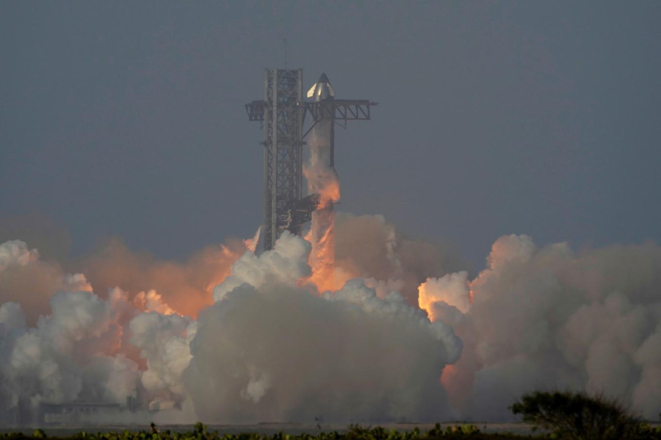 Space X jätteraket och rymdfarkost testflögs i Texas natten till onsdag svensk tid. Foto: Eric Gay/AP/TT