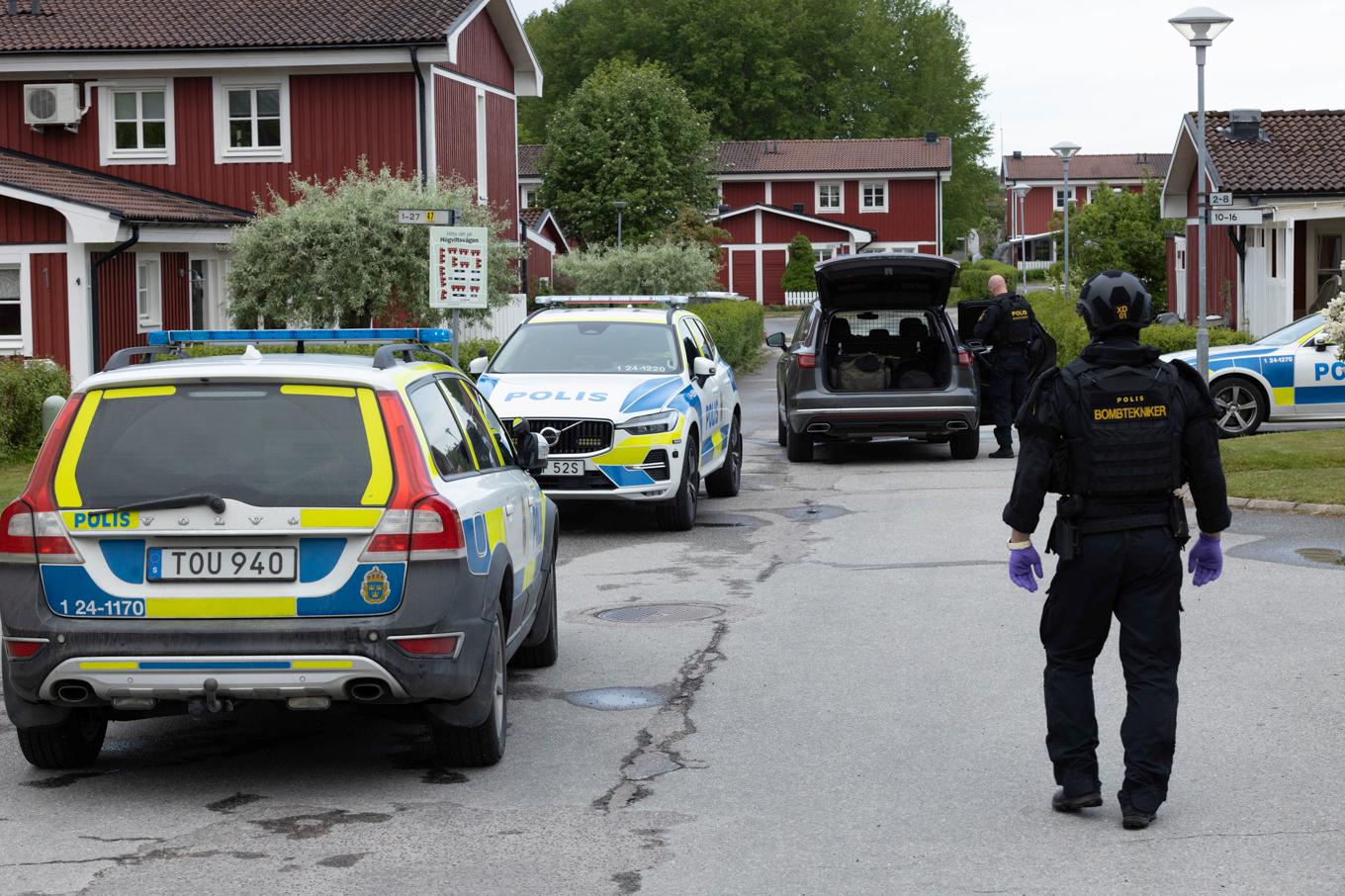 Polisen inrymde boende i bostadsområdet Södra Gryta i Västerås under natten efter en explosion. Foto: Peter Arwidi/TT