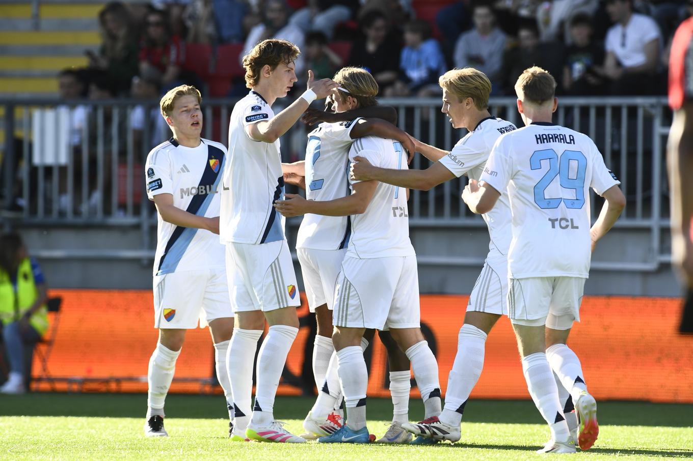 Djurgårdens Tobias Gulliksen klappas om efter sitt mål mot Brommapojkarna. Foto: Oscar Olsson/TT