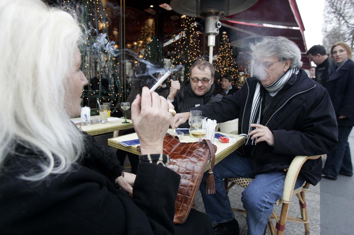 Uteserveringar omfattas inte av det nya rökförbudet. Foto: Remy de la Mauviniere/AP/TT