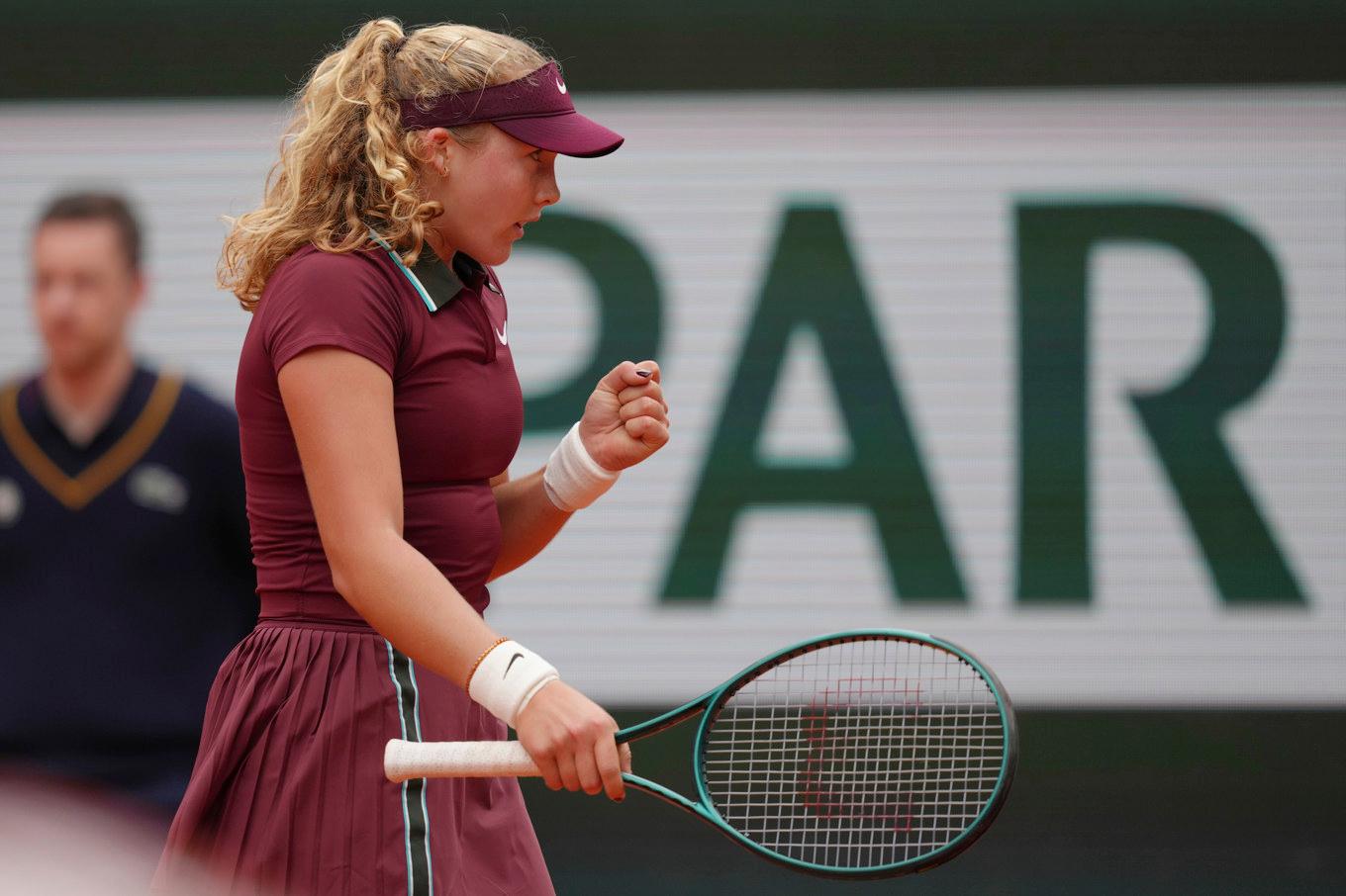 Mirra Andrejeva, här under sin match i första omgången, fortsätter att imponera i inledningen av Franska mästerskapen. Foto: Aurelien Morissard/AP/TT