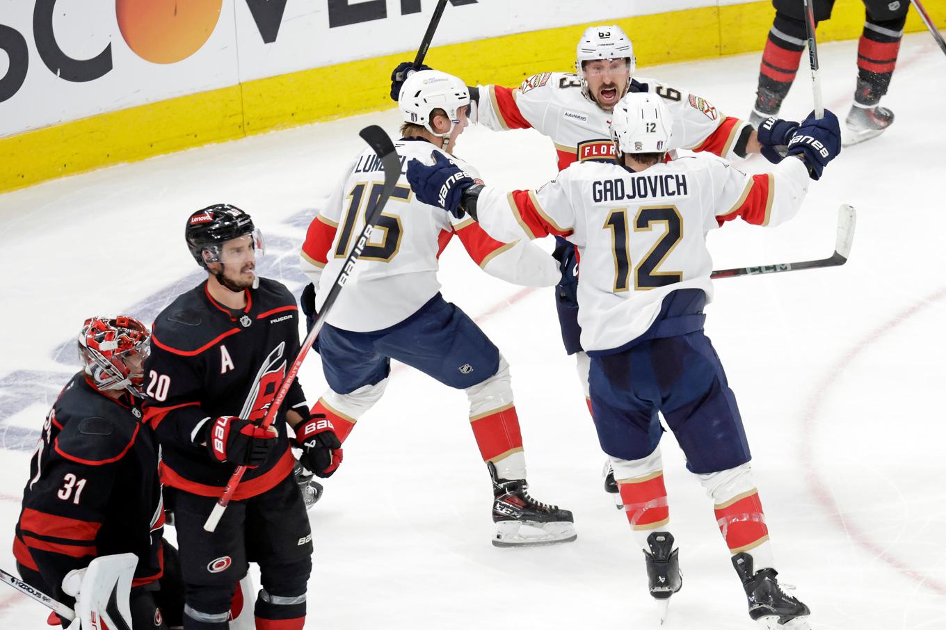 Florida firar finske Anton Lundells 3–2-mål i femte semifinalen mot Carolina. Foto: Chris Seward/AP/TT