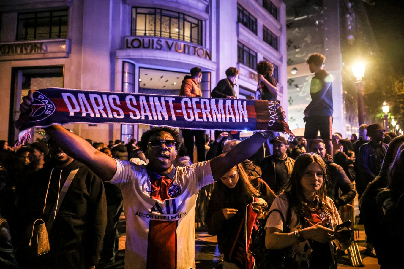Så här såg det ut när Paris Saint-Germain-fansen firade på Champs-Élysées efter att laget blev klart för årets Champions League-final. Nu förbereder sig stadens poliskår inför lördagens final, där PSG möter Inter på Allianz Arena i München. Foto: Thomas Padilla/AP/TT
