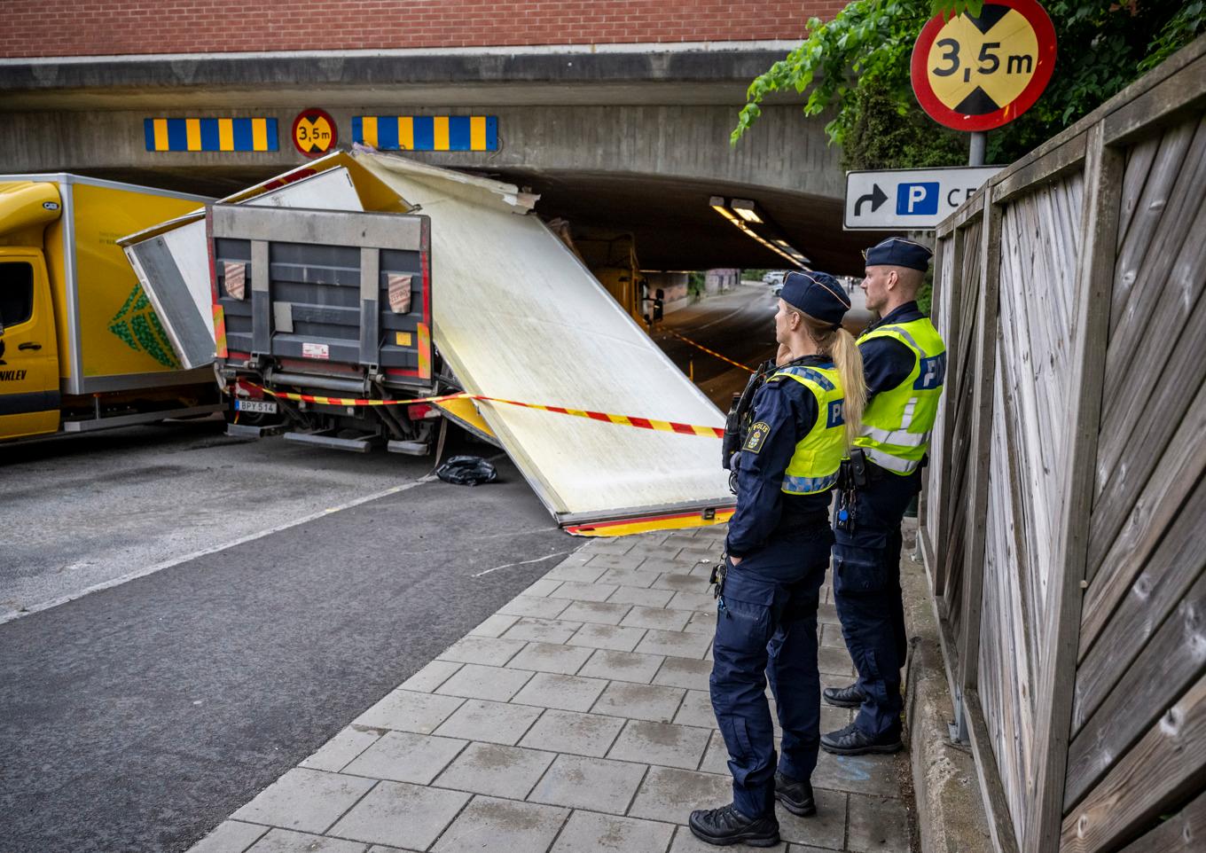 Polisen på plats efter att en lastbil kraschat in i en viadukt. Foto: Johan Nilsson/TT