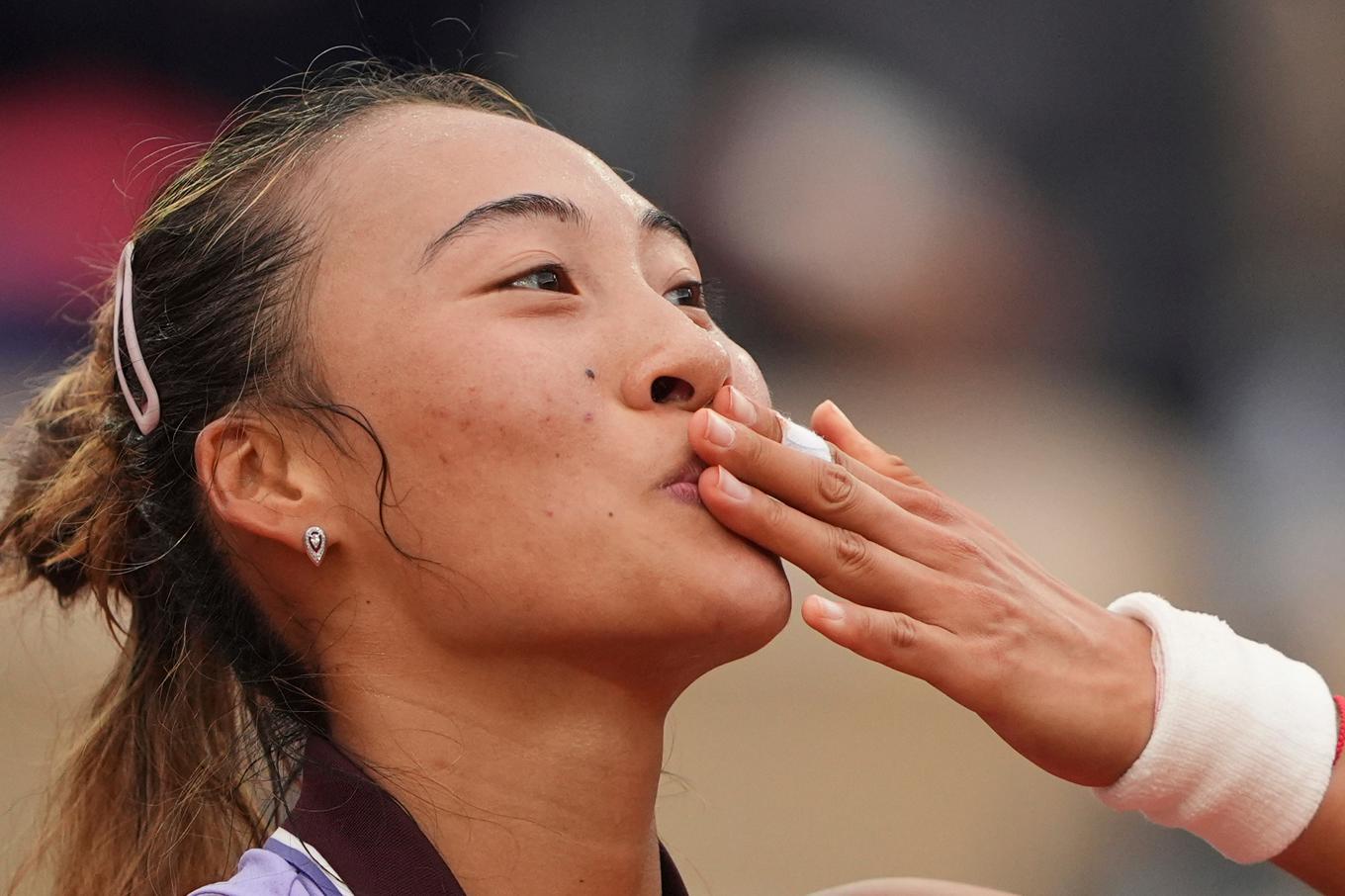 Zheng Qinwen, Kina – på bilden under matchen mot Emiliana Arango i andra rundan – stormar fram i Franska mästerskapen i tennis. Foto: Lindsey Wasson/AP/TT