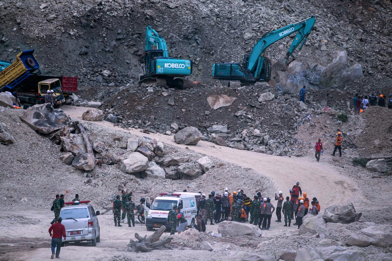 Sökinsatser efter raset i ett stenbrott i Indonesien på fredagen Foto: Okri Riyana/AP/TT