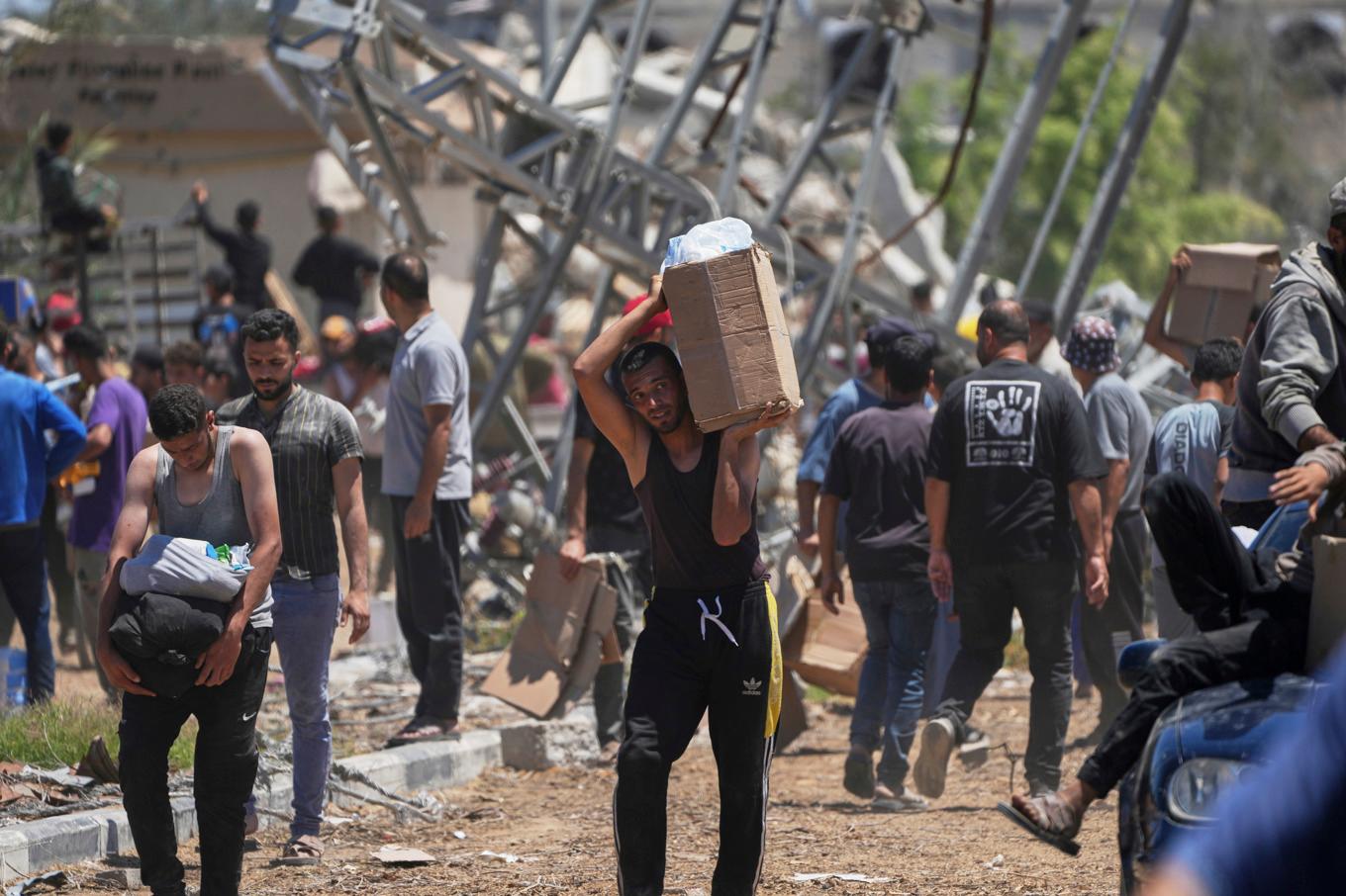 Palestinier som fick mat och humanitär hjälp i Khan Yunis i södra Gaza på torsdagen. Foto: Abdel Kareem Hana/AP/TT