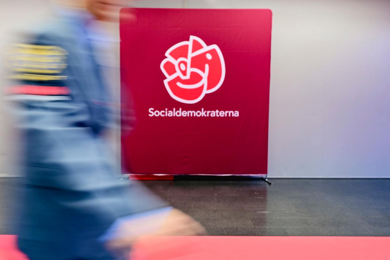 En säkerhetsvakt passerar partiloggan vid Socialdemokraternas partikongress i Göteborg. Foto: Björn Larsson Rosvall/TT