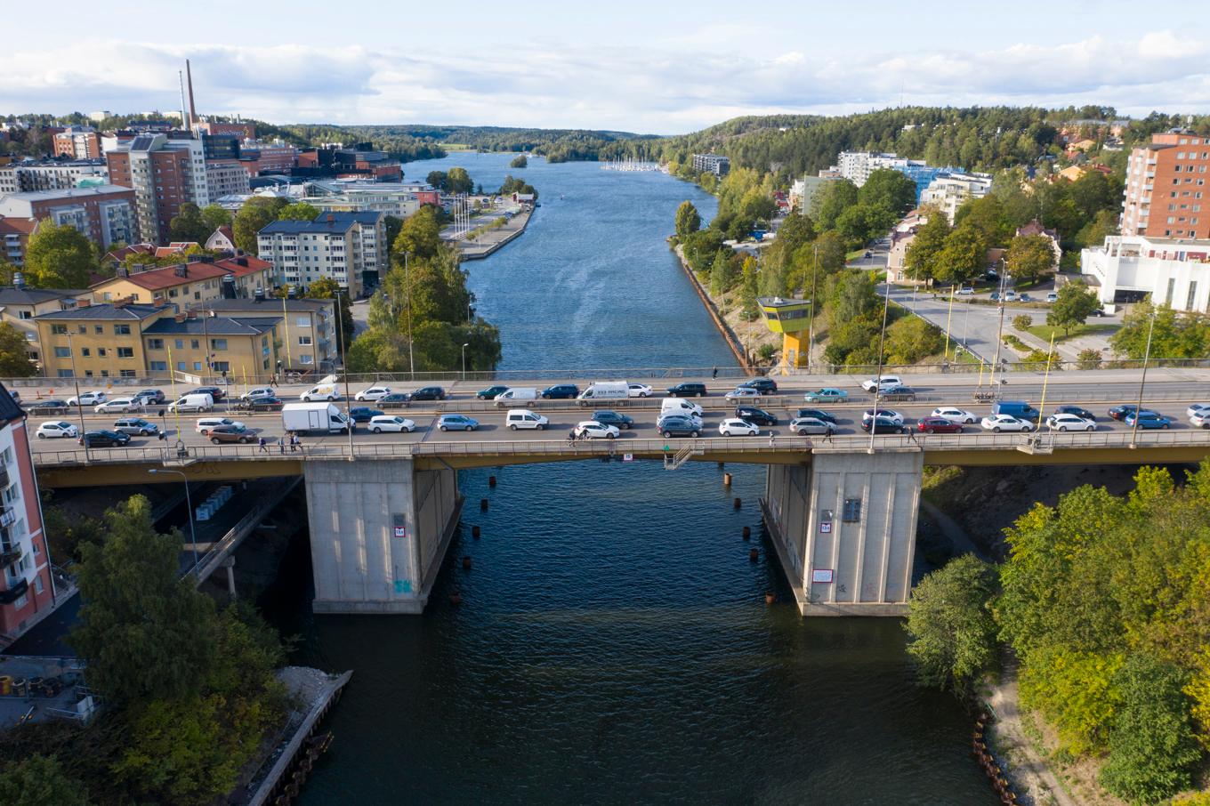 Södertälje kanal och biltrafik på Mälarbron. Arkivbild Foto: Fredrik Sandberg/TT