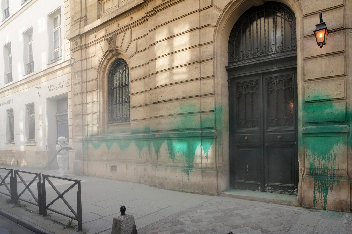 Arbetet med att få bort den gröna färgen från synagogan har börjat. Foto: Aurelien Morissard/AP/TT