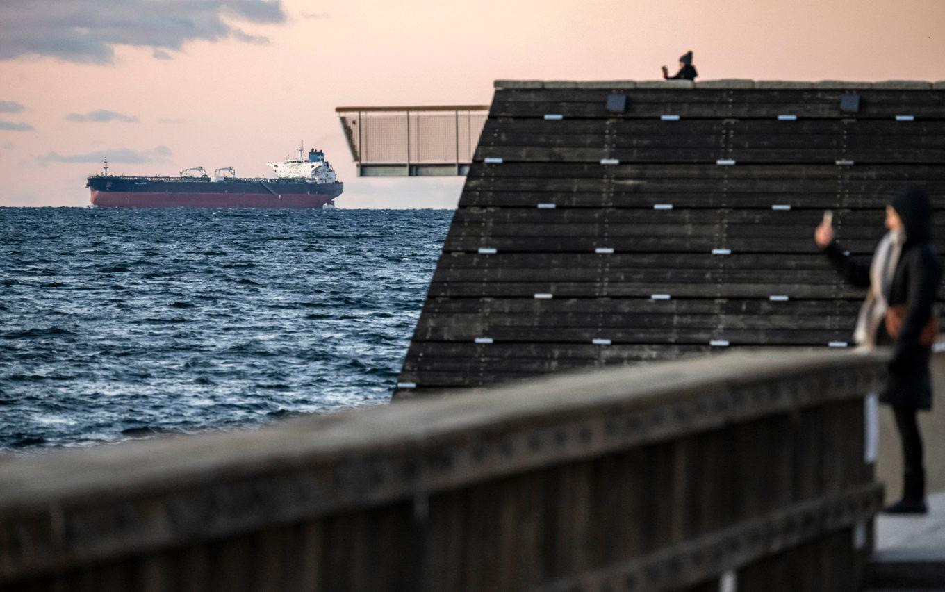 Ryska råoljetankern Ozanno med Titanic-piren i Västra Hamnen i Malmö i förgrunden då den passerar genom Öresund på väg till oljehamnen Ust-luga i Ryssland. Arkivbild. Foto: Johan Nilsson/TT