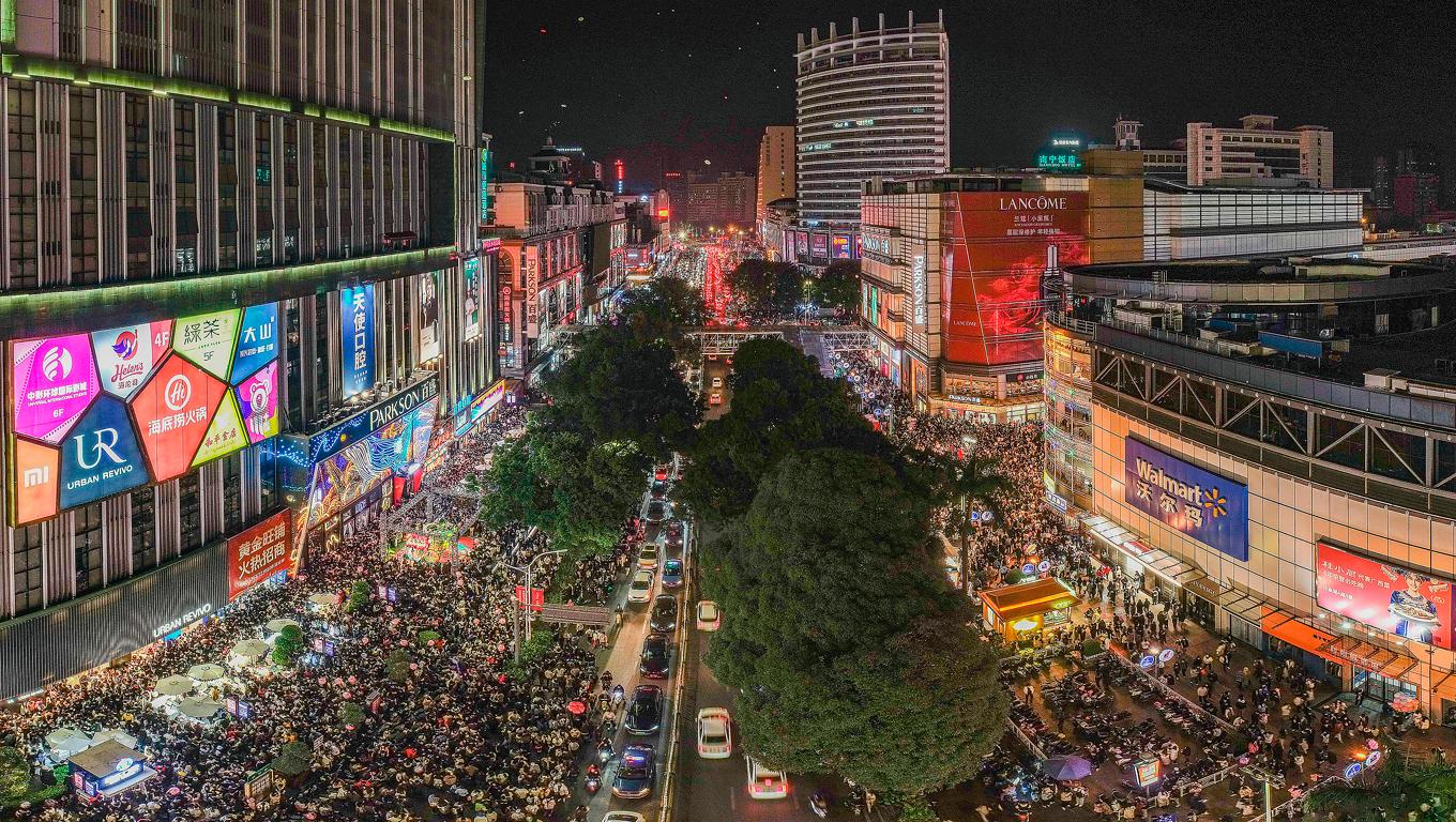 Nyårsfirande i Nanning i den autonoma regionen Guangxi. Guangxi ligger i södra centrala Kina och där finns många kinesiska minoritetsfolk. Foto: STR/AFP via Getty Images