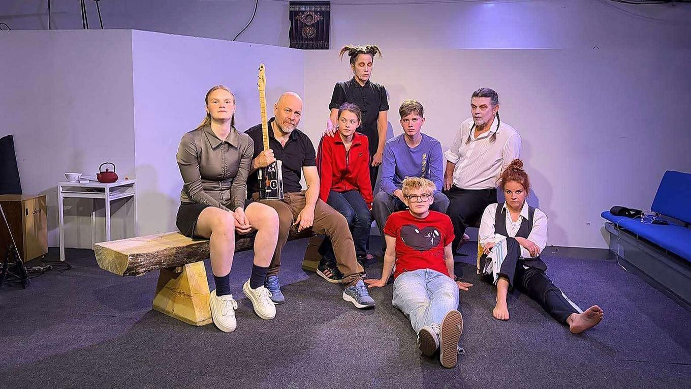 Ensemblen i debattörens ”En föreställning”, med tre generationer skådespelare. Foto: Privat