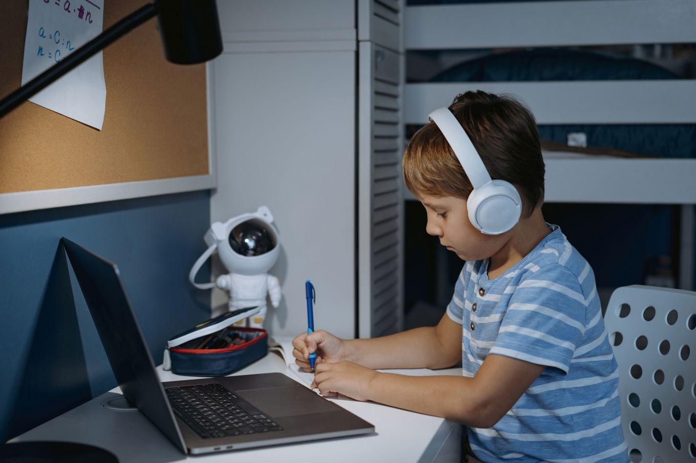 Att ha musik i lurarna medan man studerar behöver inte vara störande. För en del personer kan det vara precis tvärtom. Foto: Yulia Raneva/Shutterstock