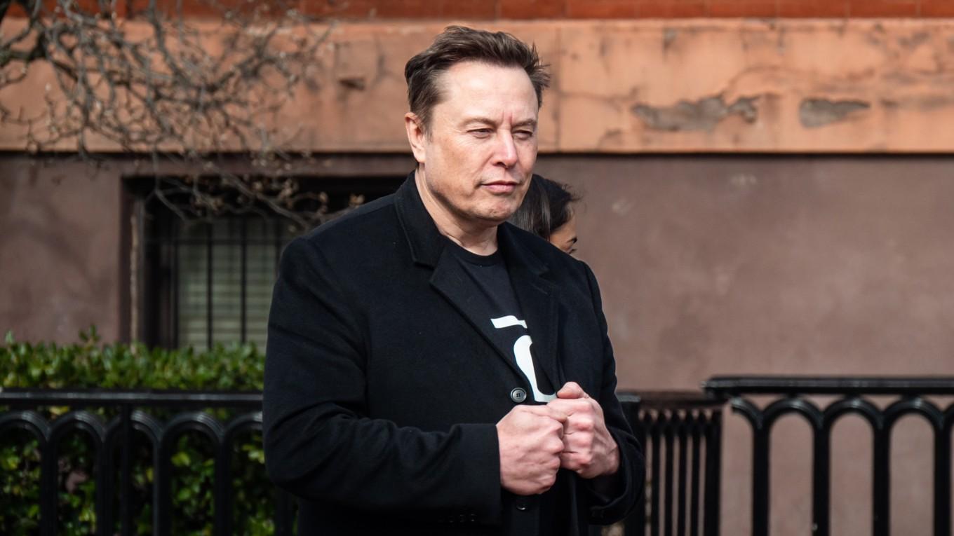 Elon Musk promenerar utanför Vita huset i den amerikanska huvudstaden Washington DC. Foto: Travis Gillmore