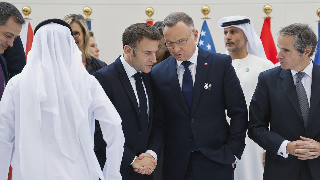 Frankrikes president Emmanuel Macron skakar hand med Polens president Andrzej Duda. Foto: Ludovic Marin/AFP via Getty Images