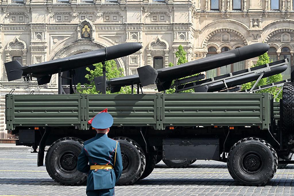 Ukraina säger sig ha säkra underrättelser på att Kina försörjer Rysslands försvarsindustri för att upprätthålla kriget mot Ukraina. På bilden syns ryska missiler vid en militärparad i Moskva den 9 maj. Foto: Kirill Kudrayavtsev/AFP via Getty Images