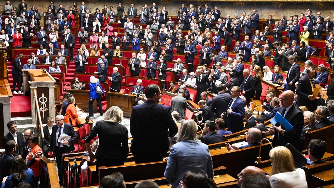 Ledamöter applåderar efter att Nationalförsamlingen i Frankrike har godkänt ett lagförslag om rätten till dödshjälp den 27 maj. Foto: Magali Cohen/Hans Lucas/AFP via Getty Images