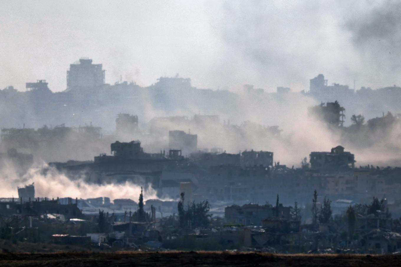 En bild tagen från den israeliska gränsen mot Gazaremsan. Vita huset uppger att Israel har skrivit under ett förslag om eldupphör i Gaza som lämnats till den palestinska Hamasrörelsen, som studerar avtalet. Foto: Jack Guez/AFP via Getty Images