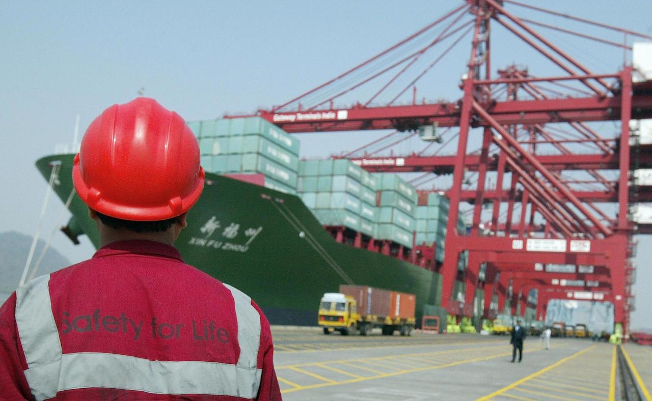 Hamnarbetare i Mumbai, Indien. Indien, Iran och Ryssland initierade den nord-sydliga transportkorridoren. Foto: Indranil Mukherjee/AFP via Getty Images