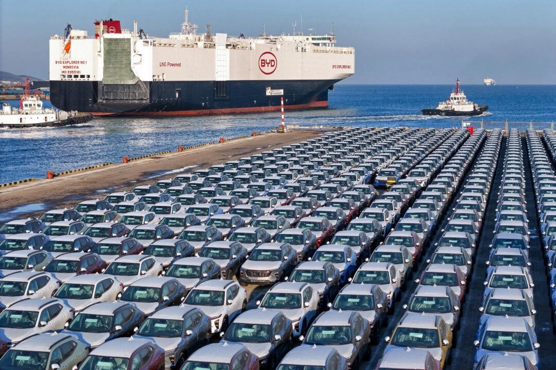 Elbilar för export väntar på att lastas på ett fartyg för export av kinesiska bilar, i Yantais hamn i Shandong-provinsen, Kina, den 10 januari 2024.  Foto: AFP via Getty Images