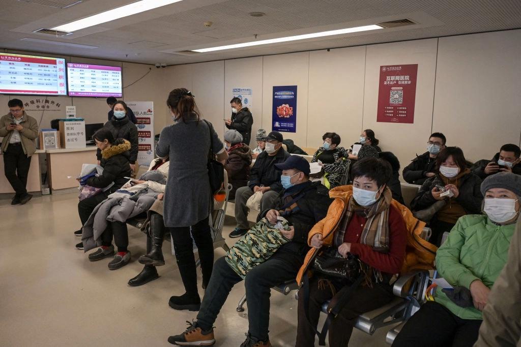 Det är fullt i väntrummet till en avdelning för luftrörssjukdomar på ett sjukhus i Peking den 8 januari 2025. Foto: Jade Gao/AFP via Getty Images