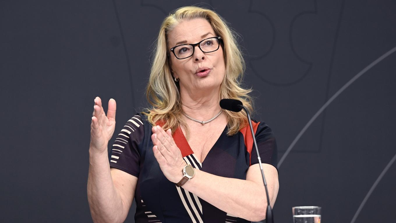 Skolminister Lotta Edholm satsar på läsning. Foto: Fredrik Sandberg/TT