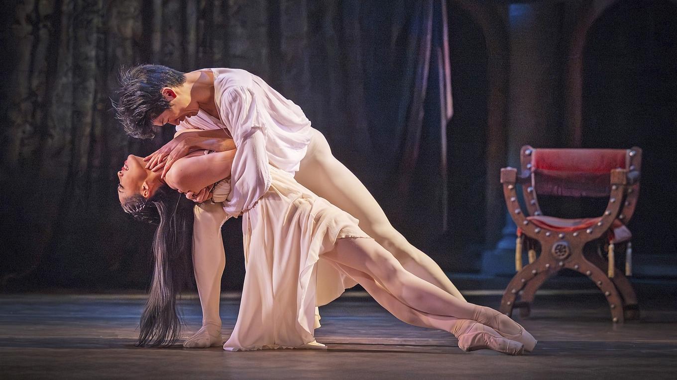 Premiärdansarna Madeline Woo och Kentaro Mitsumori i Kungliga balettens magnifika uppsättning av ”Romeo och Julia”.
Foto: Kungliga Operan/Håkan Larsson