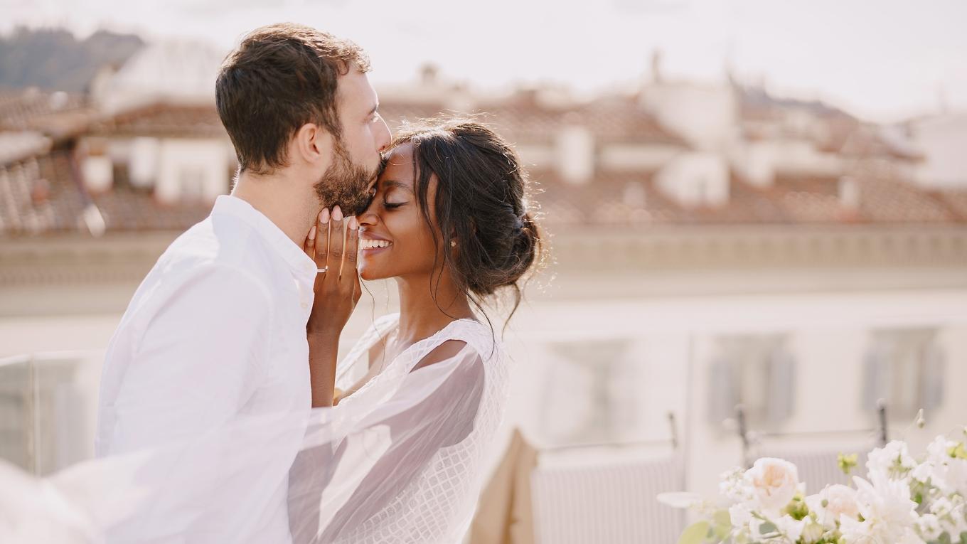 Krönikören skriver om det som ligger bakom all dagens reklam med ”blandade par”. Foto: Shutterstock