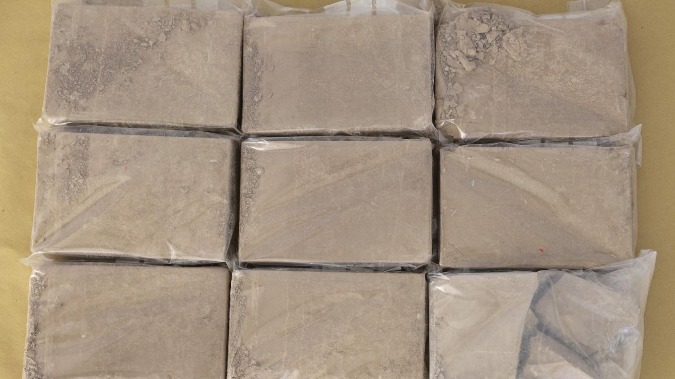 På bilden ser man ett beslag av nio kilo heroin som gjordes i en lastbil i Norra hamnen i Malmö i slutet av februari. Foto: Tullverket