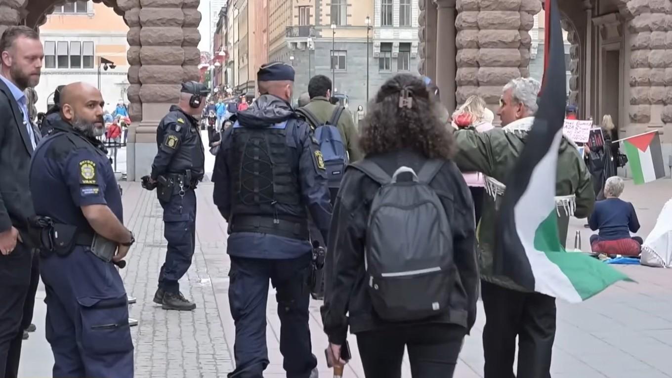 Palestinaaktivister och poliser utanför riksdagen den 11 juni. Foto: Epoch Times