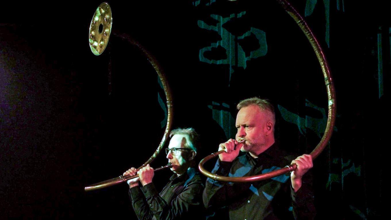 Två musiker ur Ensemble Mare Balticum framför musik med Carolinae Röster. Mare Balticum har i över 30 år framfört tidig musik, från forntid fram till svensk stormaktstid. Foto: Musik i Syd