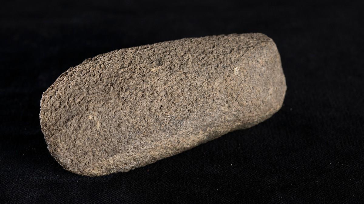 En arkeolog på Värmlands Museum har hittat en trindyxa från stenåldern vid en sjö. Foto: Pressbild