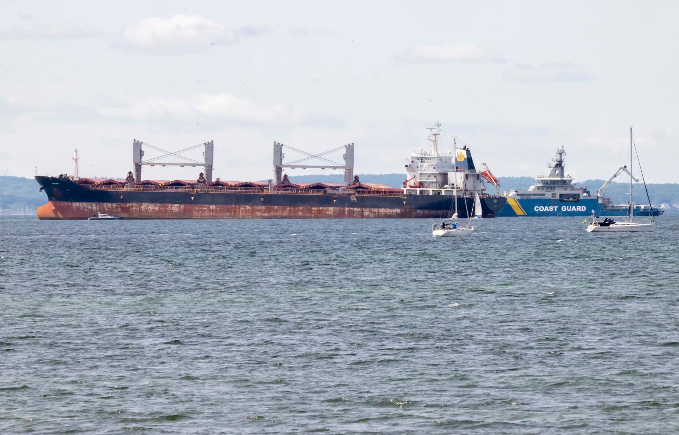 Kustbevakningen på plats vid bulkfartyget Meshka efter att det gått på grund utanför Landskrona på lördagen. Det Panamaflaggade fartyget var på väg söderut genom Öresund till en rysk hamn när det av okänd anledning gick på grund. Foto: Johan Nilsson / TT