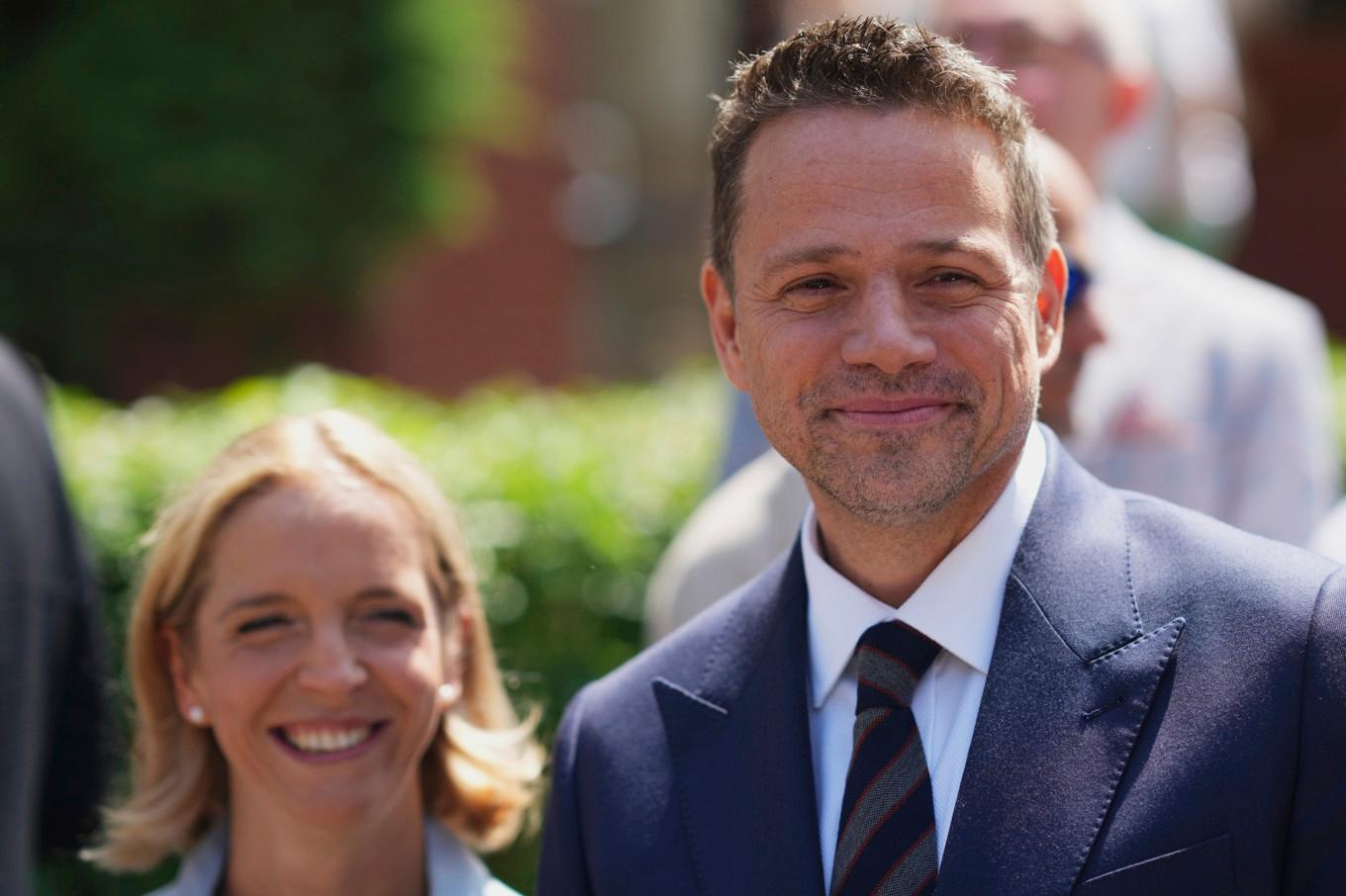 Liberale Rafal Trzaskowski, här tillsammans med hustrun Malgorzata Trzaskowska, har en liten ledning i presidentvalet, enligt en vallokalsundersökning. Foto: Petr David Josek/AP/TT