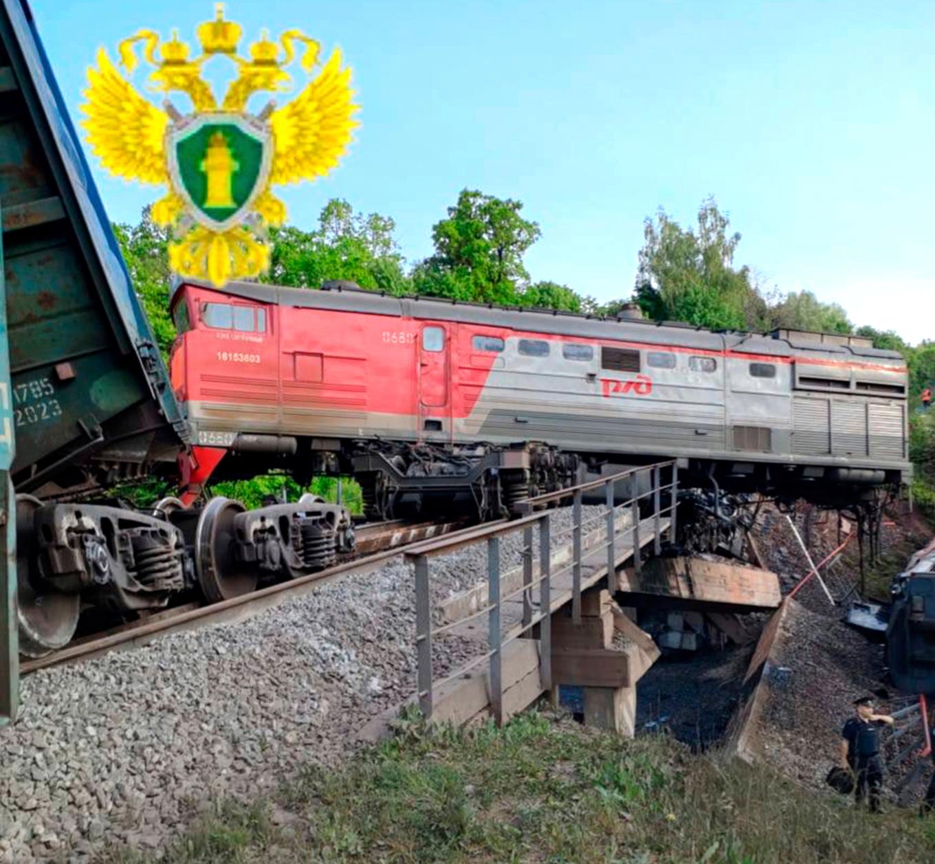 Brokollapsen i Kursk skedde under natten till söndagen. När bron föll samman rasade delar av godståget ner på en väg under överfarten, enligt myndighetsuppgifter. Foto: Rysslands transportmyndighet/AP/TT