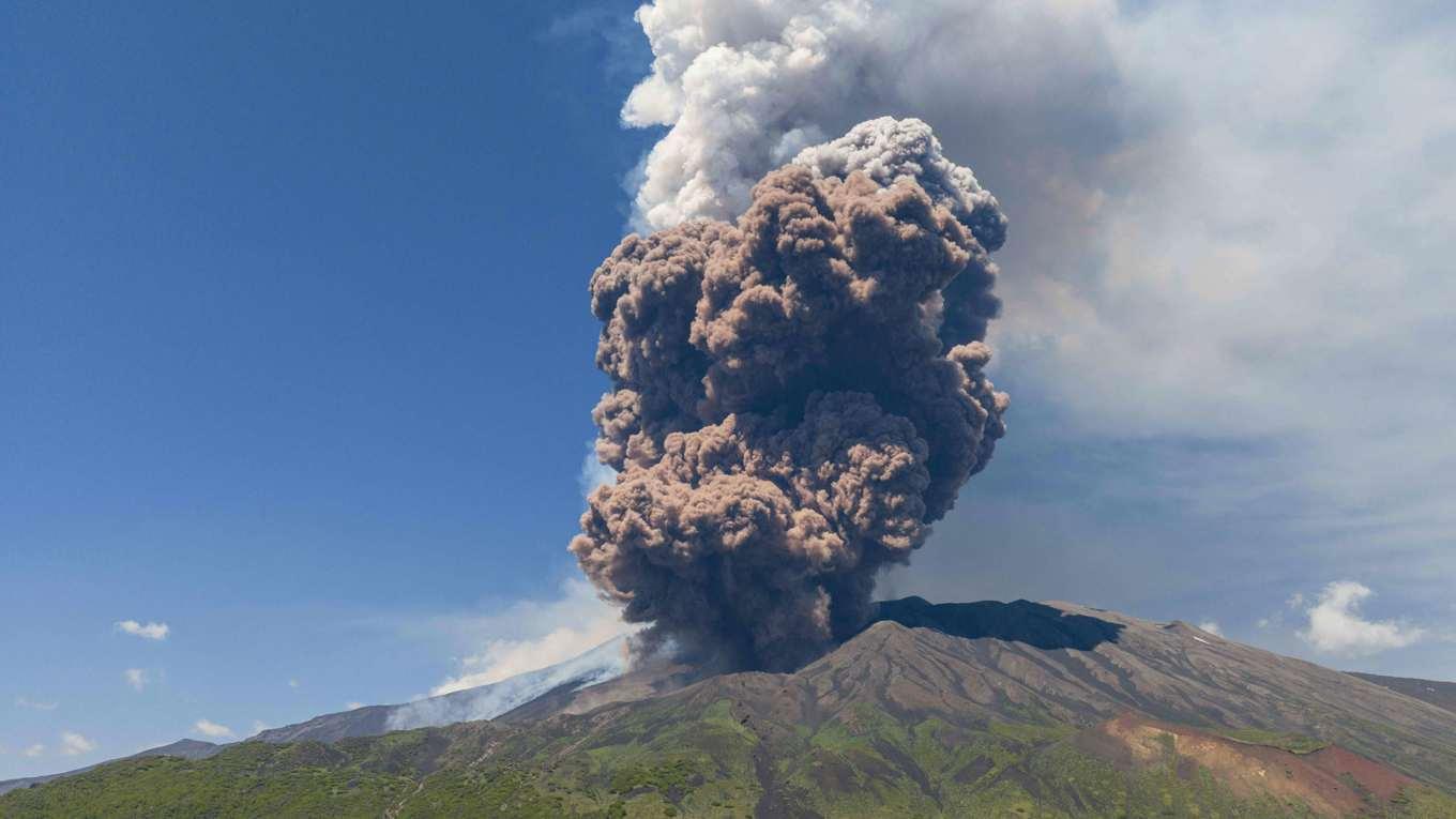 Rök från Etna på måndagen. Foto: Giuseppe Distefano/AFP/TT