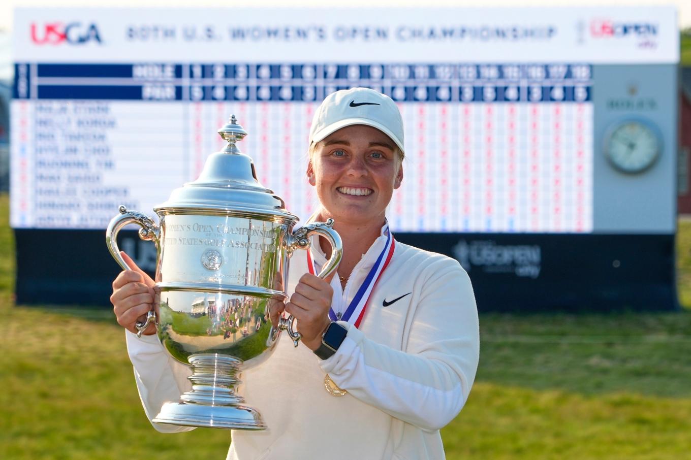 Maja Stark håller upp segertrofén. Foto: Matt York/AP/TT