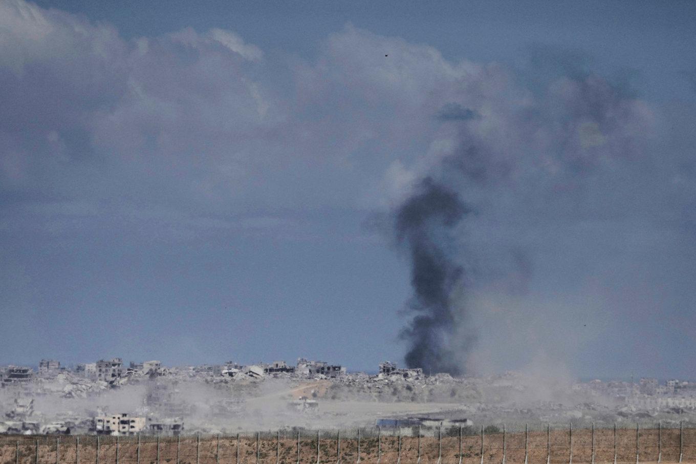 Rök stiger efter ett av Israels anfall mot norra Gazaremsan under måndagen. Bilden har tagits av en fotograf som stått i södra Israel. Foto: Maya Alleruzzo/AP/TT