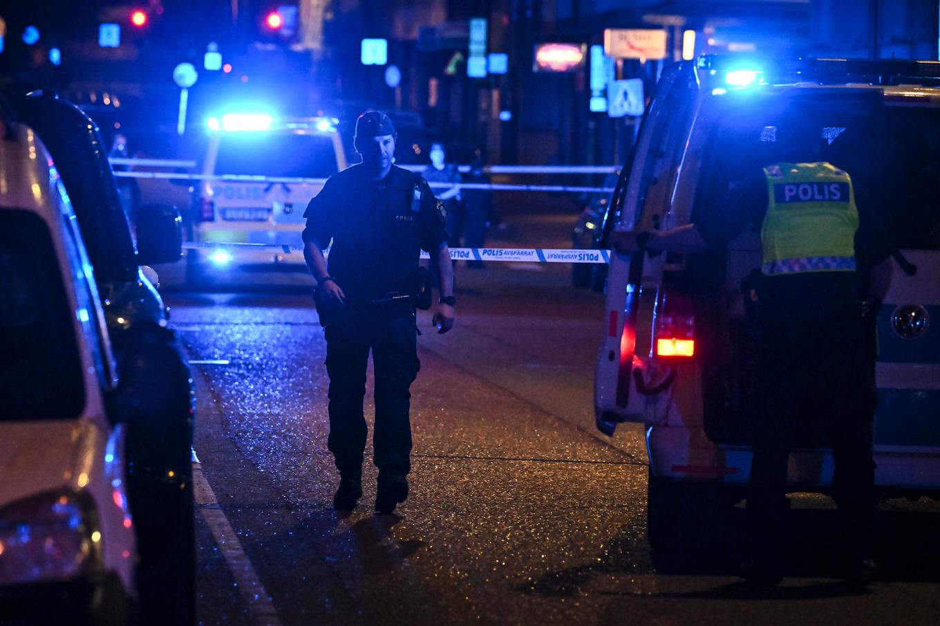 En stor polisinsats pågick i centrala Stockholm efter larm om skottlossning. Foto: Claudio Bresciani/TT