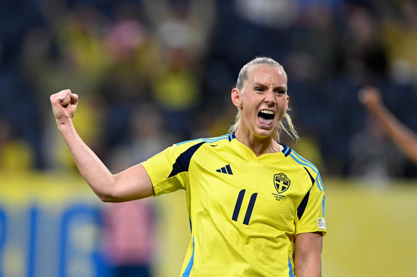 Sveriges Stina Blackstenius jublar efter att ha gjort hattrick i landslaget för första gången. Anfallaren låg bakom det mesta i Sveriges 6–1-seger mot Danmark. Foto: Pontus Lundahl/TT