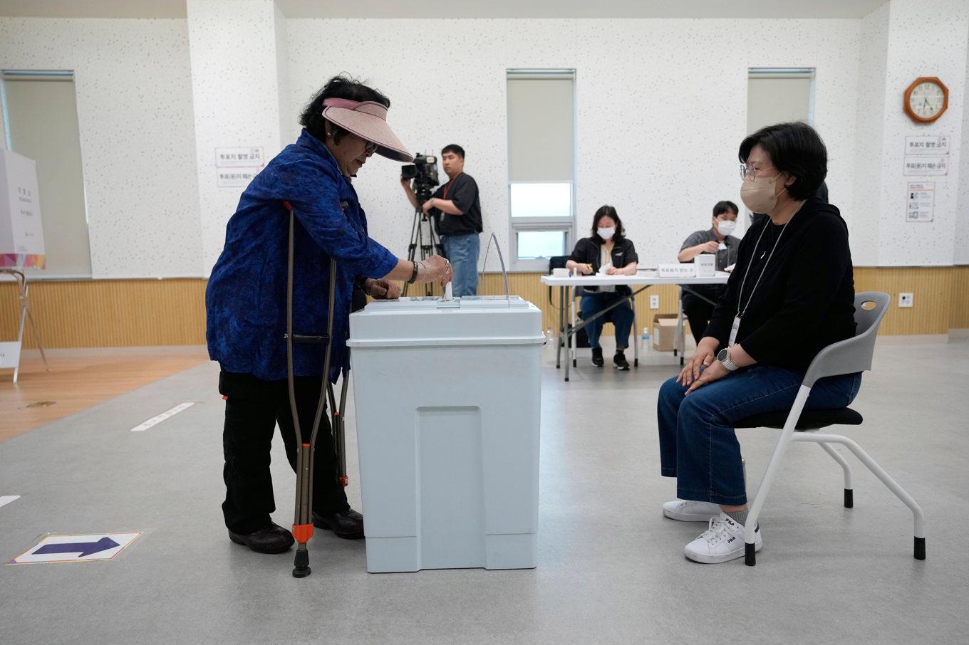 En väljare lägger sin röst i huvudstaden Seoul på tisdagen. Foto: Ahn Young-Joon/AP/TT