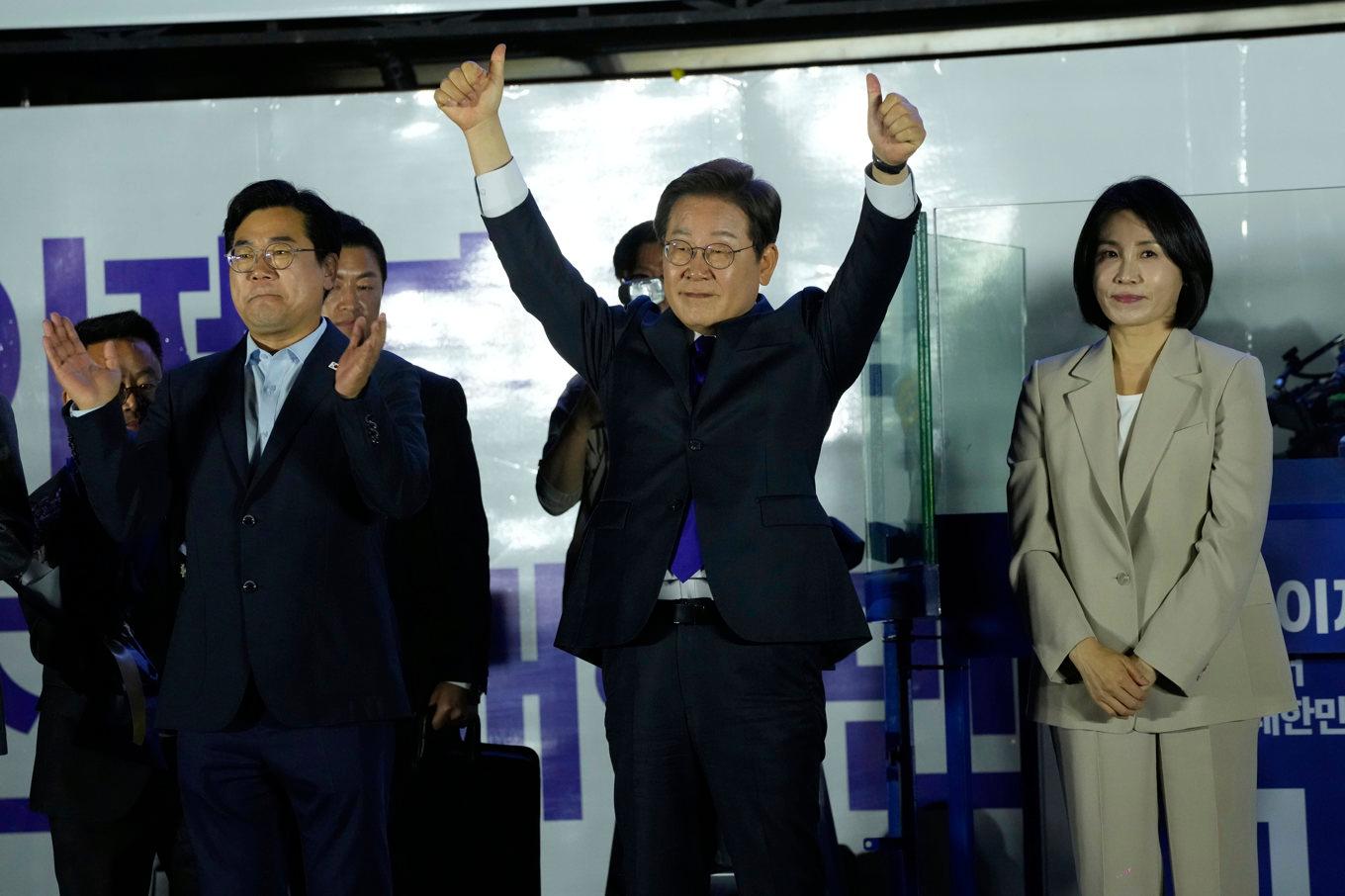 Sydkoreas näste president Lee Jae-Myung jublar över valresultatet. Foto: Ahn Young-Joon/AP/TT