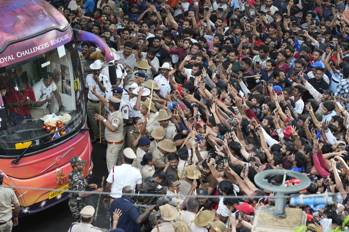Flera personer har omkommit när anhängare till cricketlaget Royal Challengers Bengalurus firade lagets mästerskapstitel. Foto: Aijaz Rahi/AP/TT