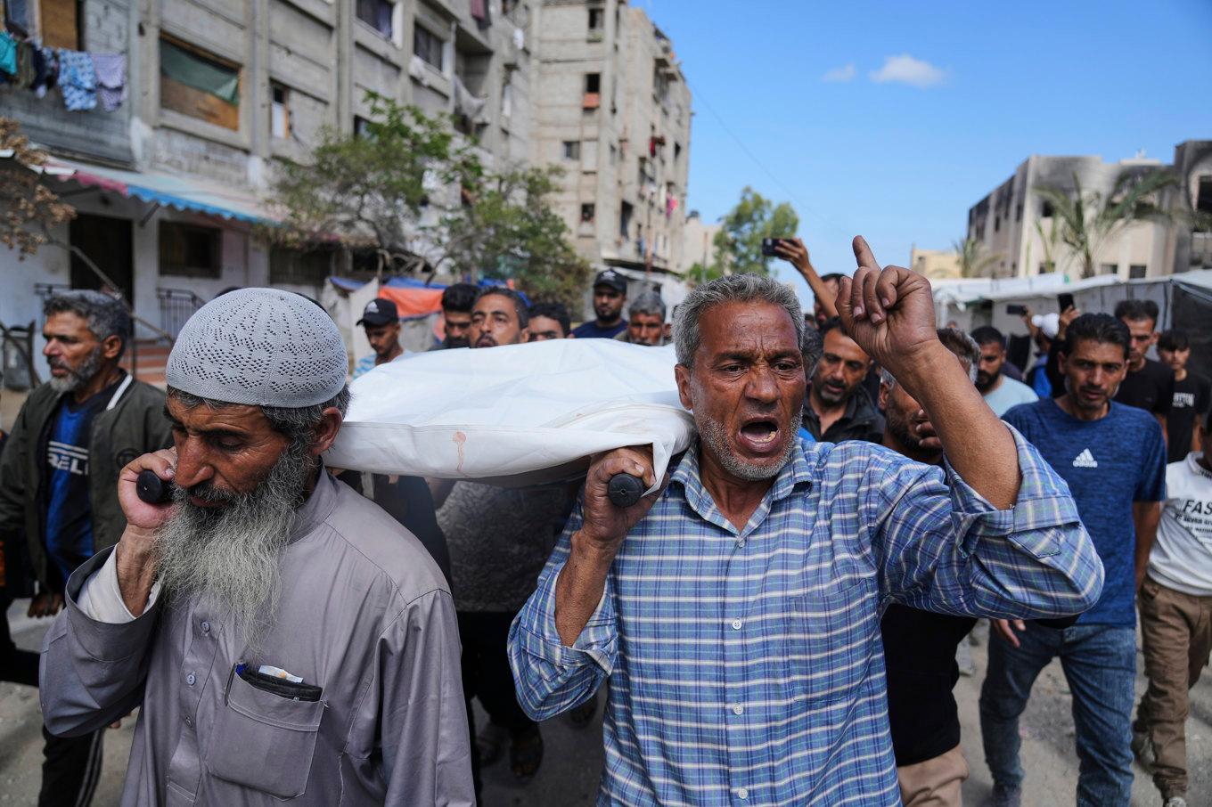 Palestinier bär fram kvarlevorna av en kvinna som dödades när hon var på väg för att hämta förnödenheter i södra Gaza. Bilden togs i Khan Yunis på tisdagsmorgonen. Foto: Abdel Kareem Hana/AP/TT