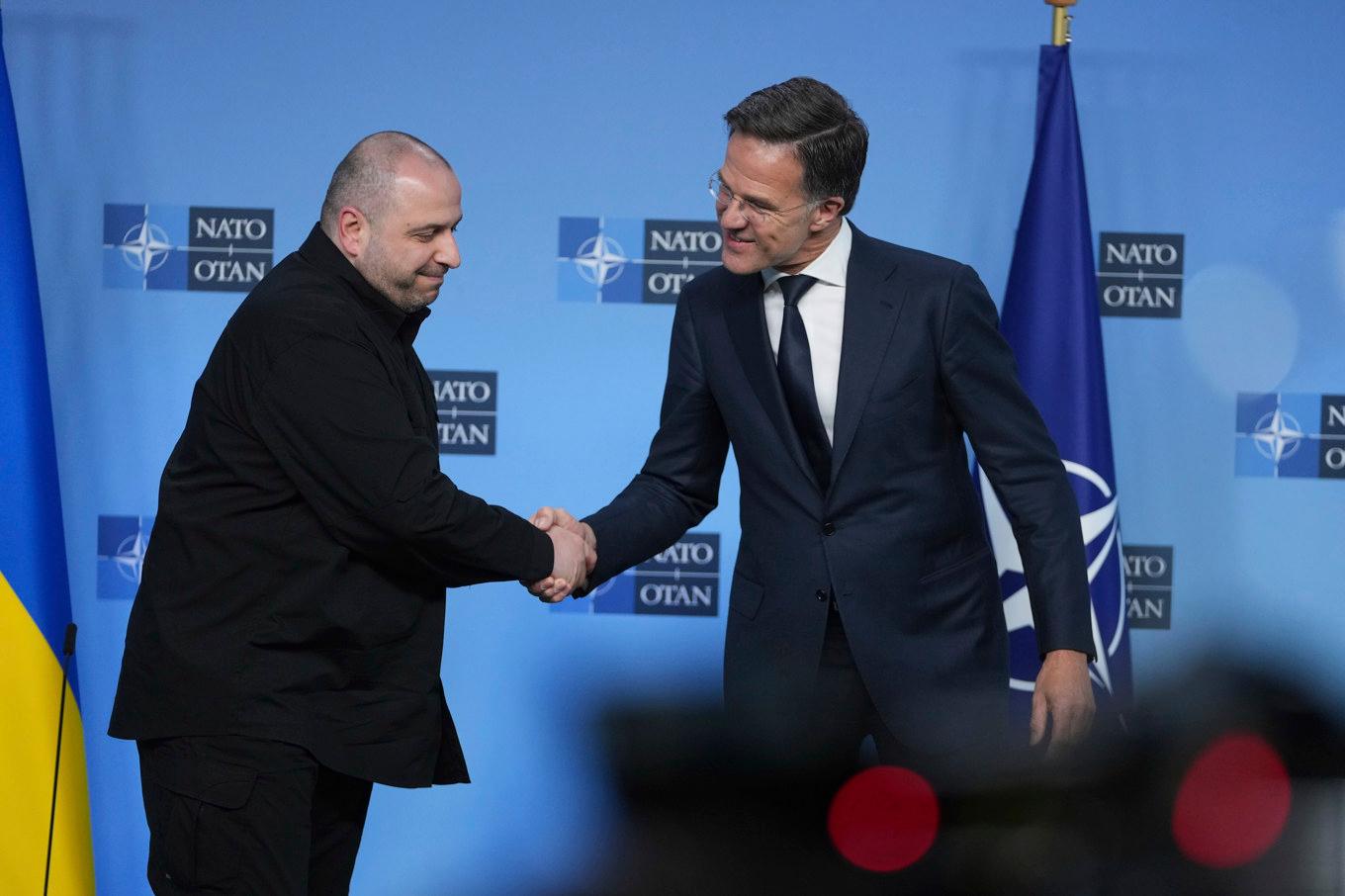 Ukrainas försvarsminister Rustem Umerov och Natos generalsekreterare Mark Rutte i Bryssel på onsdagen. Foto: Virginia Mayo/AP/TT